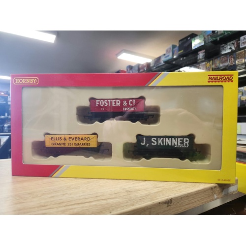 Hornby R6784 RailRoad, Open Wagons, three pack, Various - Era 2/3