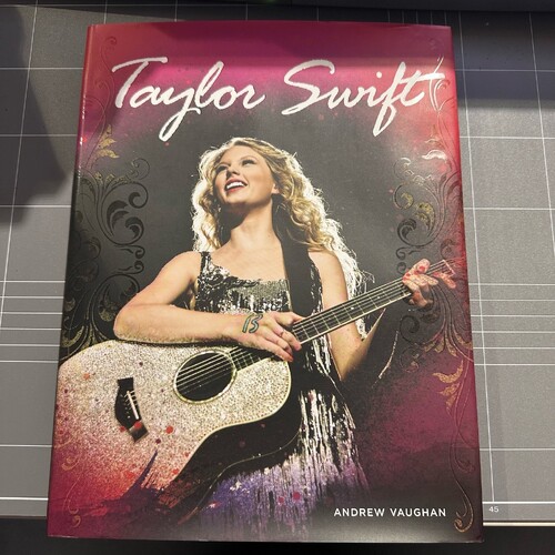 TAYLOR SWIFT - Hardcover Book - Photos - Memorabilia - Music